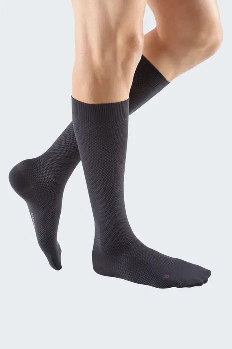 Medi-3A40316-MediCanada For Men Navy CCL1 20-30mmHg Size 6 Reg Length Latex-Free Pair